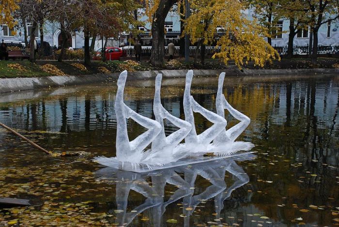 Installations by Mark Jenkins in Moscow (29 pics)