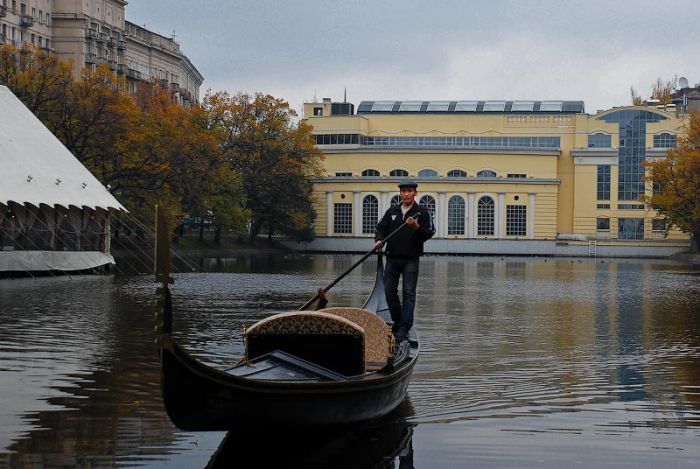 Installations by Mark Jenkins in Moscow (29 pics)