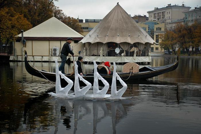 Installations by Mark Jenkins in Moscow (29 pics)