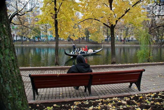 Installations by Mark Jenkins in Moscow (29 pics)