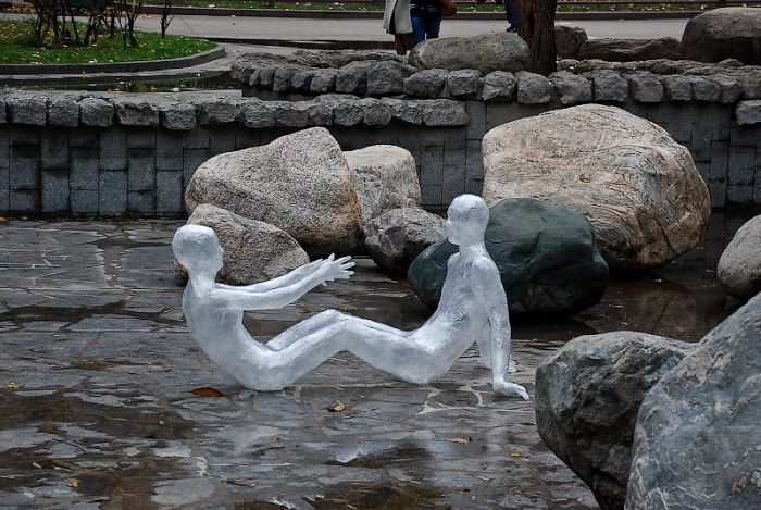 Installations by Mark Jenkins in Moscow (29 pics)