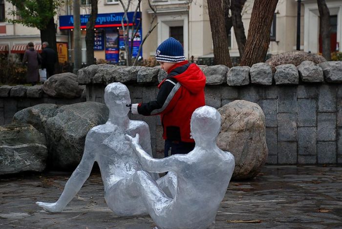 Installations by Mark Jenkins in Moscow (29 pics)