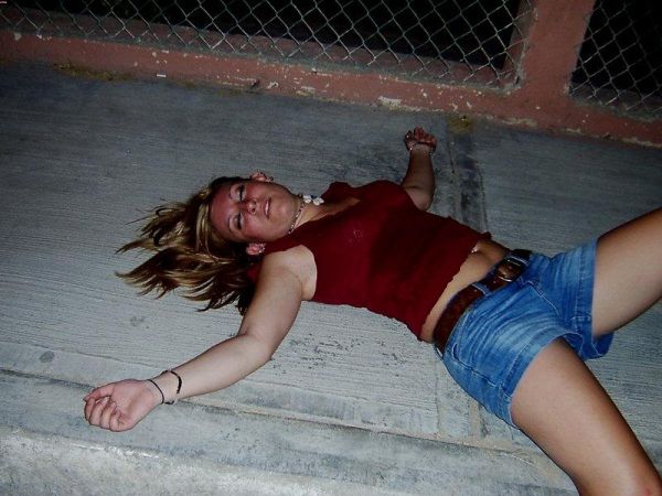 Passed Out Girls (153 pics)