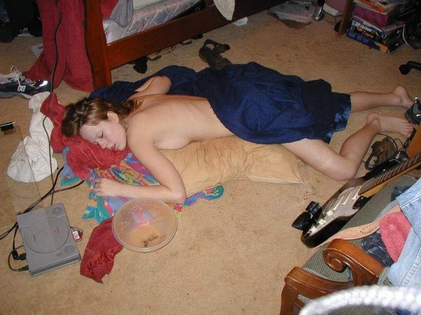 Passed Out Girls (153 pics)