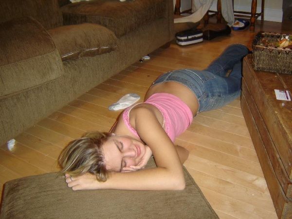 Passed Out Girls (153 pics)