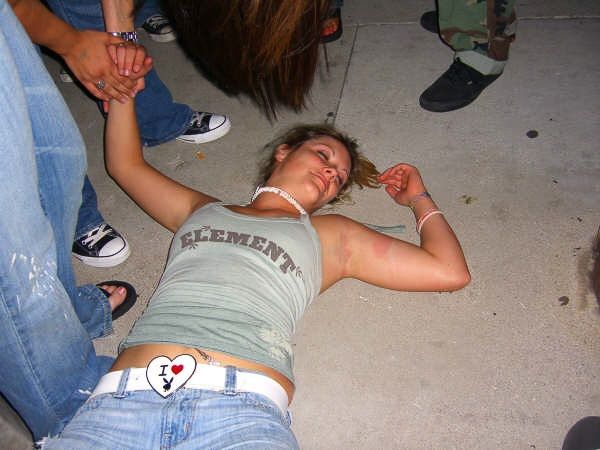 Passed Out Girls (153 pics)