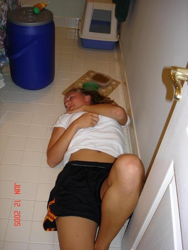 Passed Out Girls (153 pics)