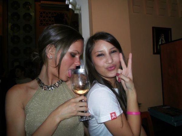 Girls With Gangsta Signs (47 pics)