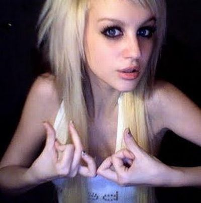 Girls With Gangsta Signs (47 pics)