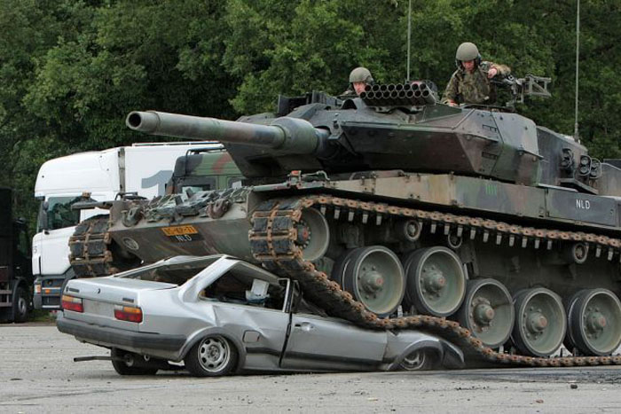 Tank vs Car (6 pics)