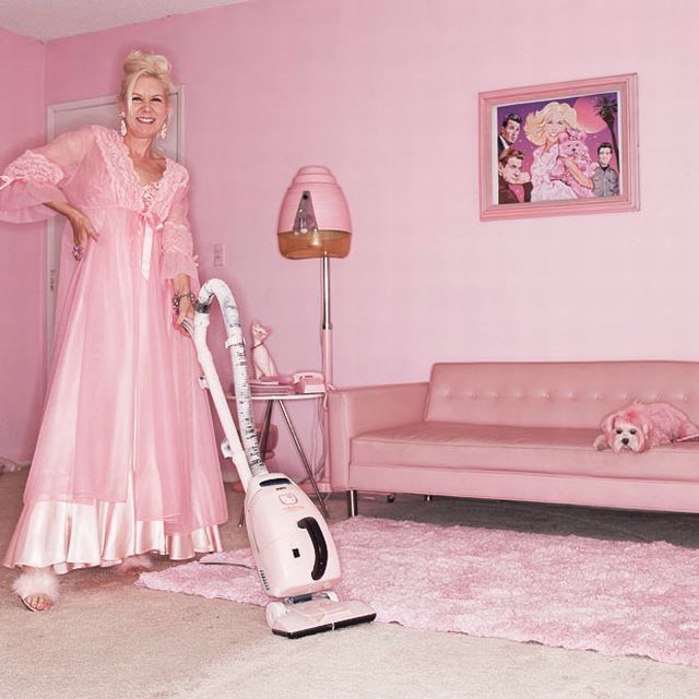 The Woman Who Loves Pink (14 pics)