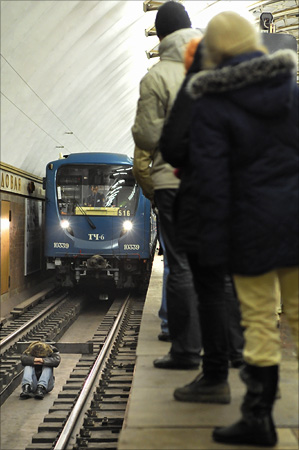 Suicide Attempt in Subway, Saint Petersburg, Russia (5 pics)