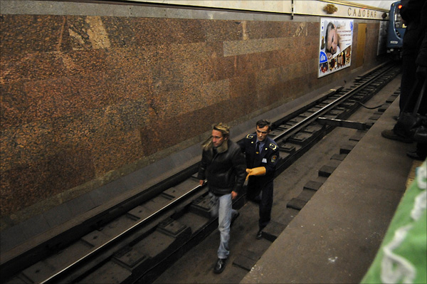 Suicide Attempt in Subway, Saint Petersburg, Russia (5 pics)
