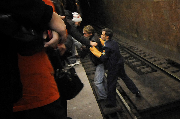 Suicide Attempt in Subway, Saint Petersburg, Russia (5 pics)