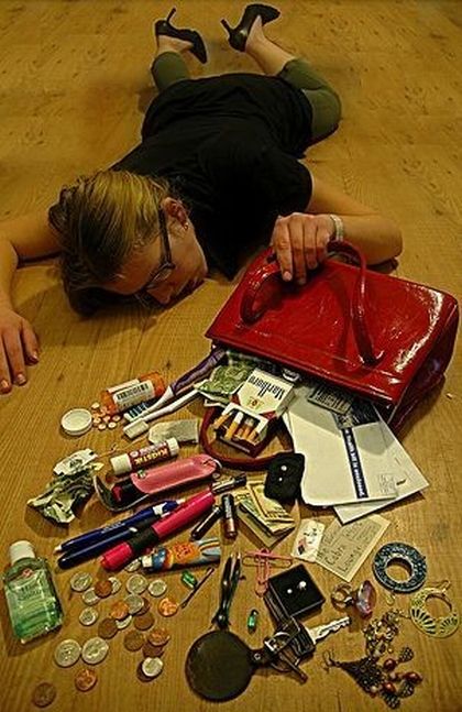 What Can Be Found in Women's Purse (14 pics)
