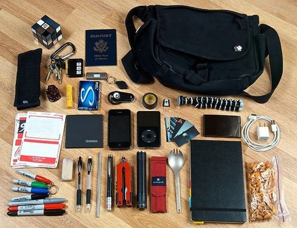 What Can Be Found in Women's Purse (14 pics)