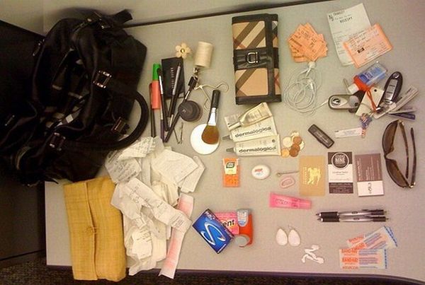 What Can Be Found in Women's Purse (14 pics)