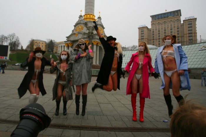Ukrainian Girls Protest Against Swine Flu (14 pics)