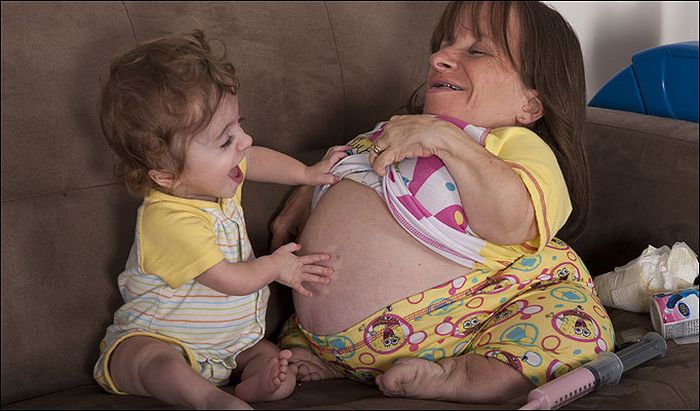 World's Smallest Mother is Pregnant Again (7 pics)