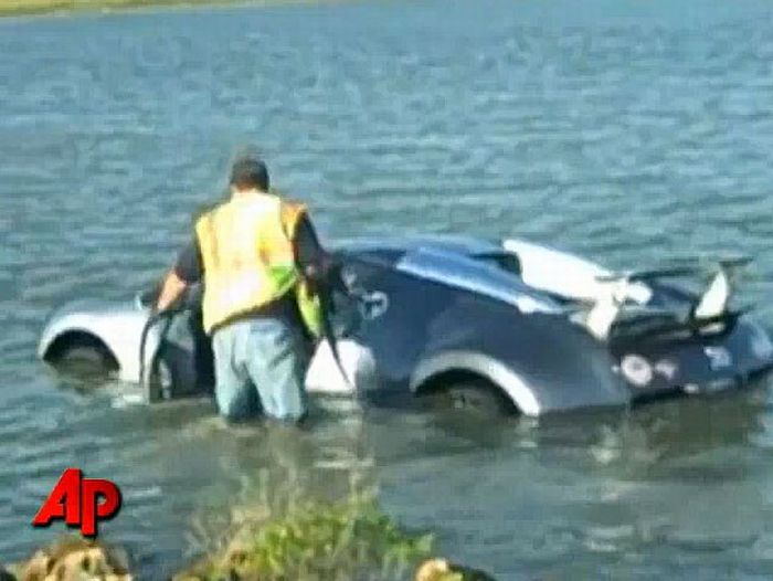 Bugatti Veyron Crash (8 pics + video)