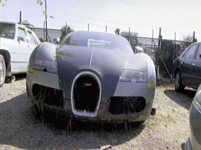 Bugatti Veyron Crash (8 pics + video)