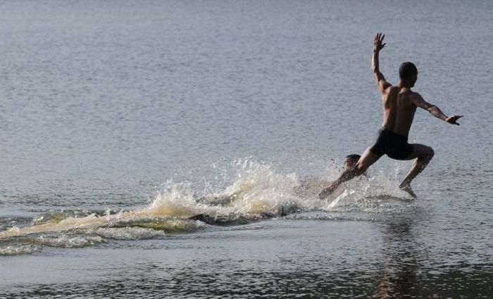 How to Run on the Water. Shaolin Monks Secret Revealed (5 pics)