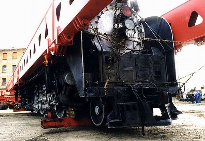 How to Transport a Locomotive Without Rails (5 pics)