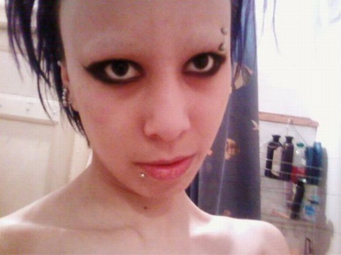 People Without Eyebrows (24 pics)