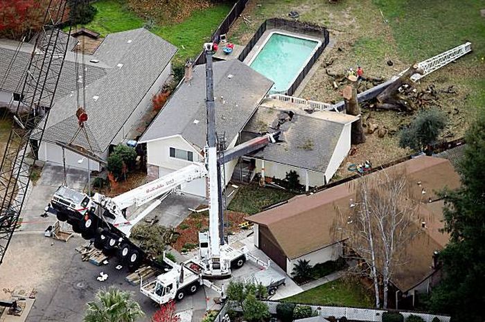 100K-pound crane smashes a house (6 pics)