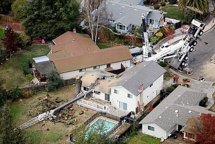 100K-pound crane smashes a house (6 pics)