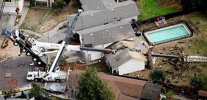 100K-pound crane smashes a house (6 pics)