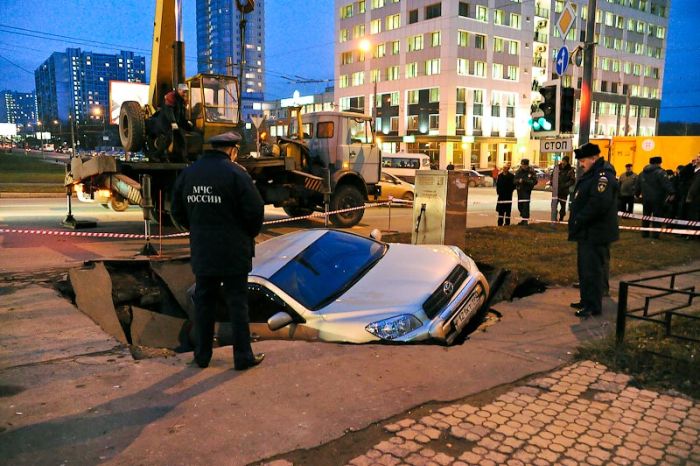 Road Collapse in Moscow (22 pics)