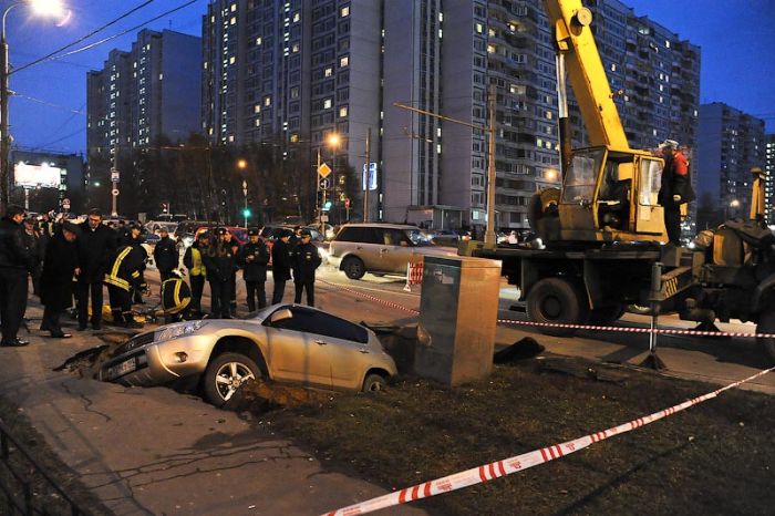 Road Collapse in Moscow (22 pics)