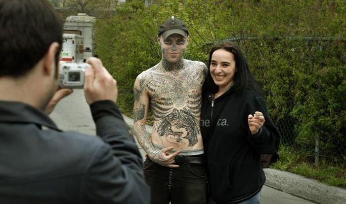 A Man who Loves Tattoos (23 pics)