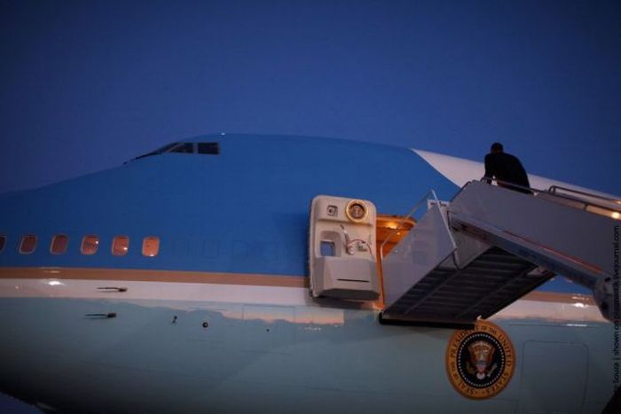 Obama Inside Air Force One (25 pics)