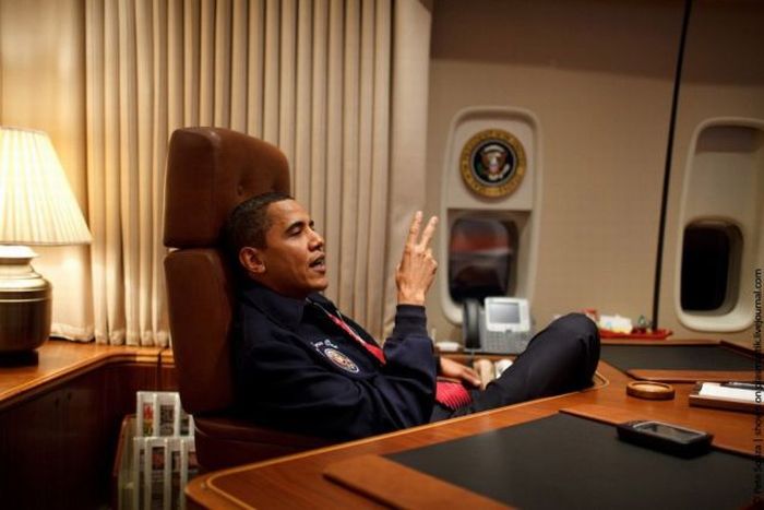 Obama Inside Air Force One (25 pics)