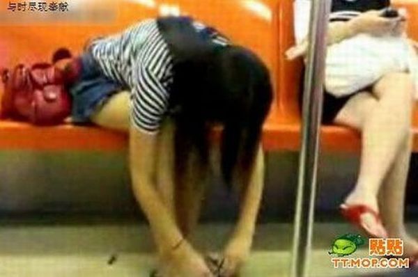 Girl Taking Care of Her Nails in Subway (7 pics)