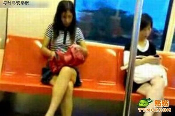Girl Taking Care of Her Nails in Subway (7 pics)