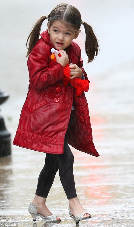 Suri, the daughter of Tom Cruise and Katie Holmes wears high heels (13 pics)