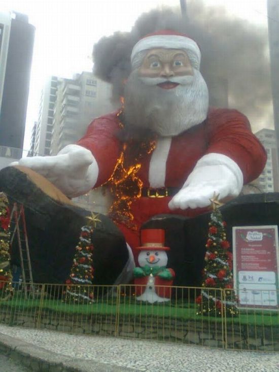 Brazilian Santa Caught Fire (9 pics)