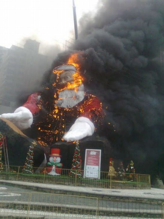 Brazilian Santa Caught Fire (9 pics)