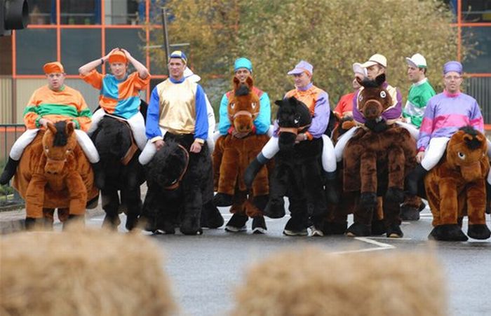 Strange Horse Race (13 pics)