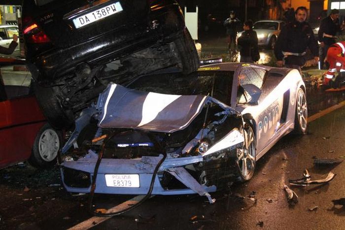 Lamborghini Gallardo LP560-4 Italian Police Car Crashed (13 pics)