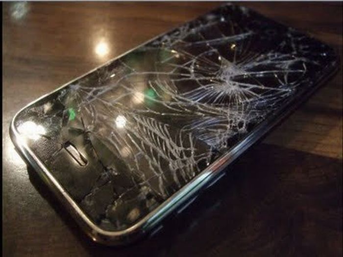Wrecked iPhones (23 pics)