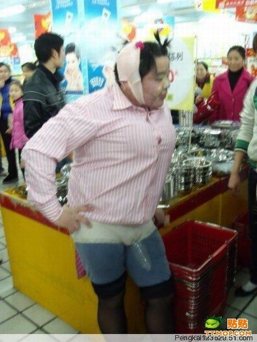 Funny Dude on the Streets of a Chinese City (10 pics)