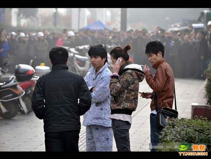 Crazy Man on the Streets of a Chinese City (13 pics)
