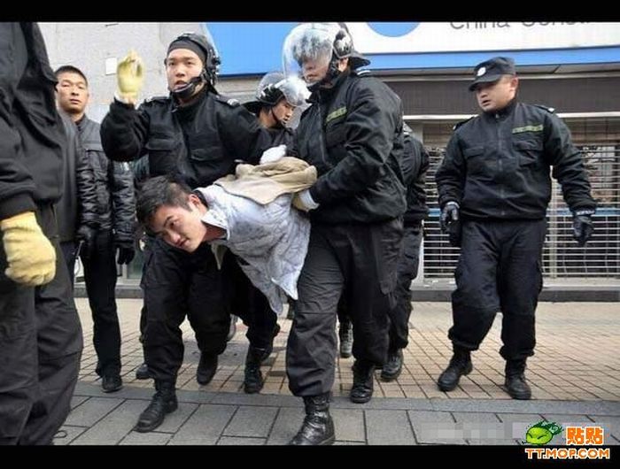 Crazy Man on the Streets of a Chinese City (13 pics)