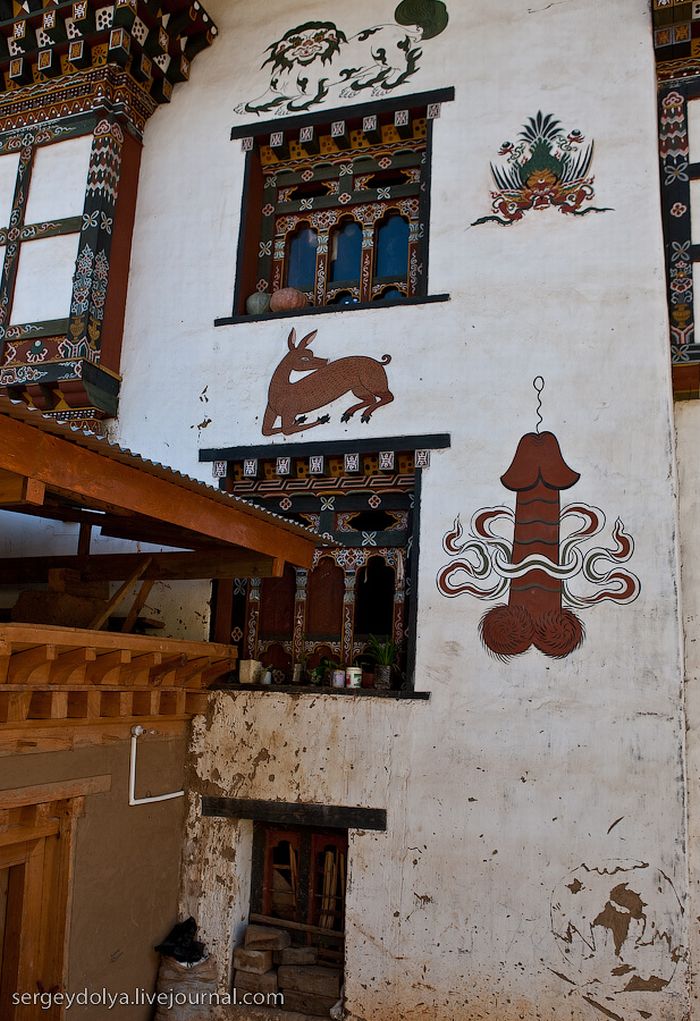 Penis art in Bhutan (15 pics)