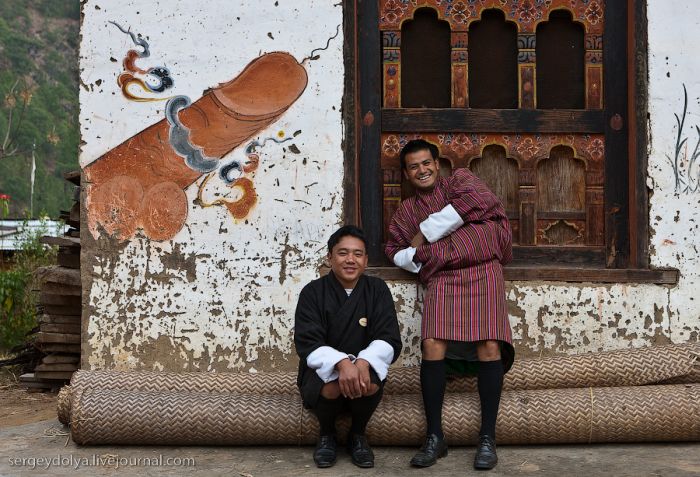 Penis art in Bhutan (15 pics)