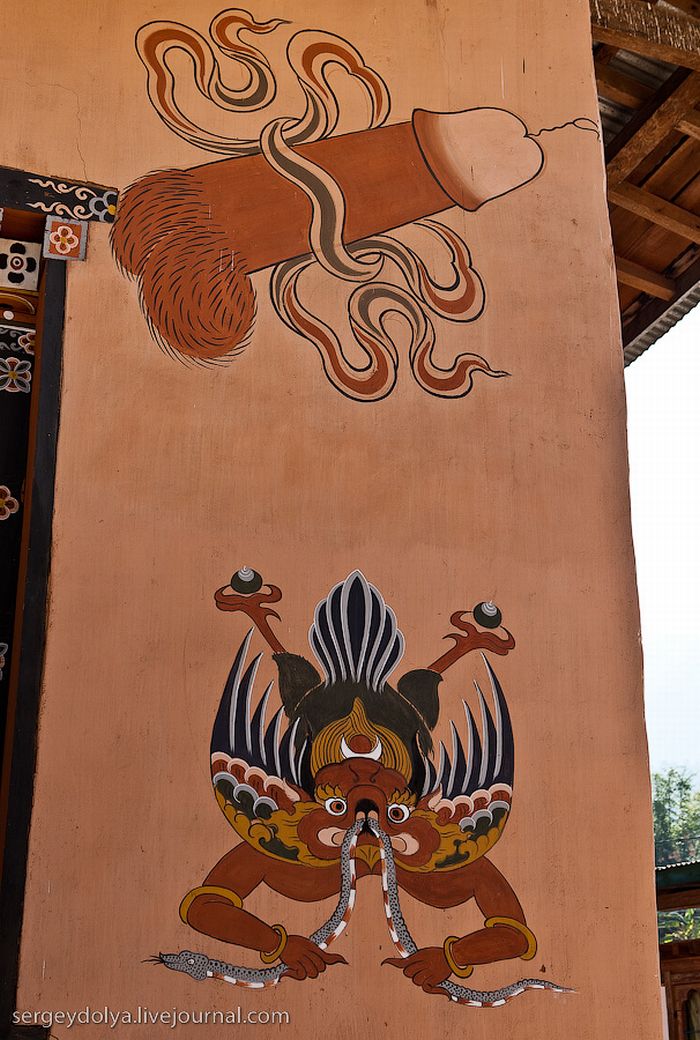 Penis art in Bhutan (15 pics)
